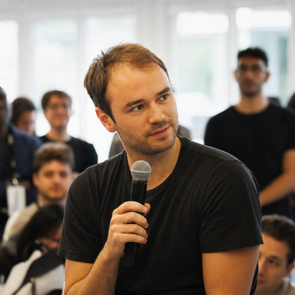 Foto till artikeln: Karpathy ansluter till Anthropic, Alibaba bygger eget chip – AI-branschen omförhandlar makt och hårdvara